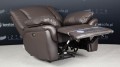 Fotel Alabama z elektryczną funkcją relaks (electric recliner) prezentujący najbardziej rozłożoną pozycję. Fotel prezentowany w kolorze ciemnobrązowym 5009.