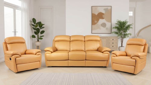 Zestaw wypoczynkowy Orlando w nowoczesnym jasnym salonie z drewnianą podłogą. Sofa z funkcją spania oraz dwa fotele relaksacyjne. Kolor jasny brąz, toffee.