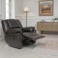 Skórzany elegancki fotel Alabama z rozłożoną funkcją relax na tle jasnego salonu w kolorze ciemny brąz