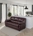 Sofa 3-osobowa, skórzana, z funkcją spania w kolorze burgund na tle eleganckiego salonu.