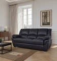 Sofa 3-osobowa, skórzana, z funkcją spania w kolorze ciemny brąz na tle eleganckiego salonu.