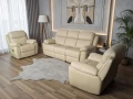 Zestaw mebli wypoczynkowych Alabama Bis, skórzanych, z funkcją relax, w kolorze beżowym na tle eleganckiego salonu.