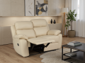 sofa skórzana, 2-osobowa Alabama Bis z funkcją relax, kolor beż, na tle eleganckiego salonu.