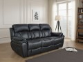 Sofa 3-osobowa Boston z funkcją relax, skórzana, czarna, na tle eleganckiego salonu.