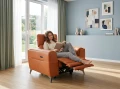 Elegancki fotel do salonu Milano z wysokim oparciem i elektryczną funkcją relaks to połączenie komfortu oraz nowoczesnego designu.