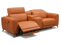 Designerska sofa Milano ze skóry naturalnej, wyposażona w elektryczny relax i rozwiązania zwiększające wygodę codziennego użytkowania.
