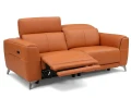 Sofa Milano z funkcją relax sterowaną elektrycznie, miękkim siedziskiem oraz regulowanymi zagłówkami dla komfortowego wypoczynku.
