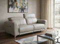 Elegancka sofa skórzana Milano do salonu, wyposażona w elektryczny relax, wygodne oparcie oraz nowoczesny włoski design.