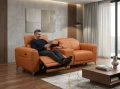 Komfortowa sofa skórzana Milano z funkcją relax, regulacją pozycji siedzenia i stylowym wyglądem pasującym do eleganckiego salonu.