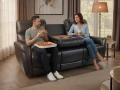 para wygodnie siedzi na kanapie skórzanej Denver