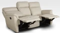 Sofa relaksacyjna Georgia z rozłożonymi funkcjami relax w skrajnych siedziskach.