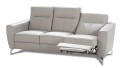 Sofa Madryt z rozłożonym skrajnym siedziskiem z funkcją relax.