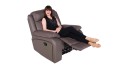 Fotel Denver bujano-obrotowy z blokadą bujania marki Bostonsofa - zdjęcie z modelką; kolor szary