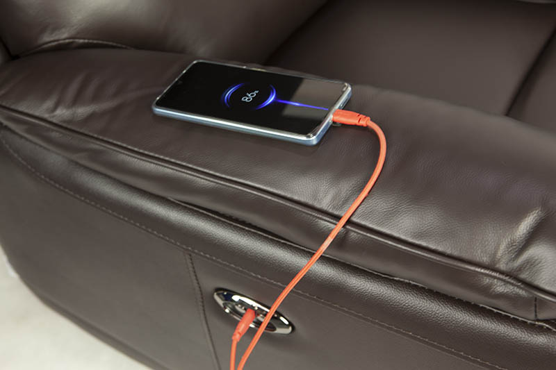 Panel sterowania z portem USB w fotelu Arizona – szczegół